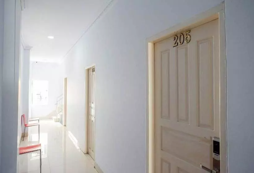 Reddoorz @ Hotel Bravo Pantai Kamali Bau Bau