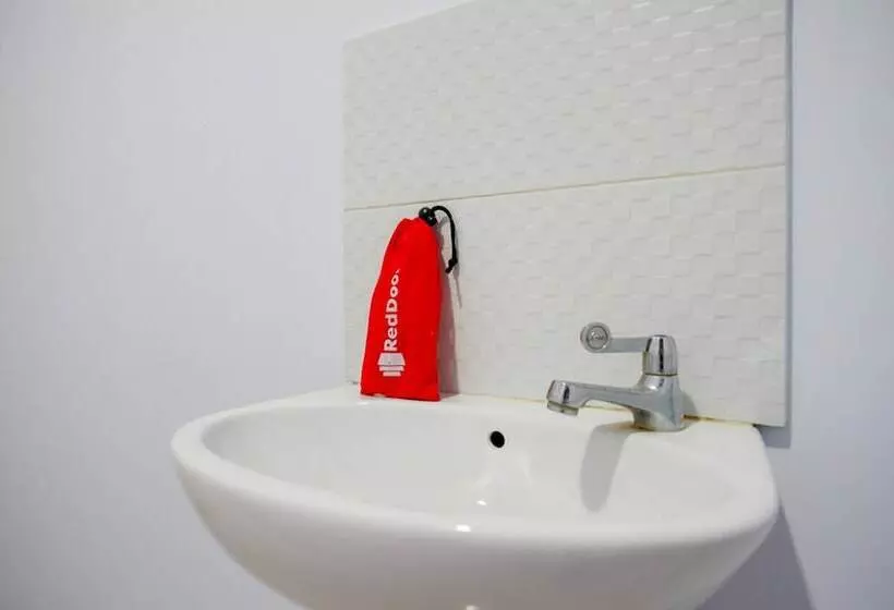 Reddoorz @ Hotel Bravo Pantai Kamali Bau Bau