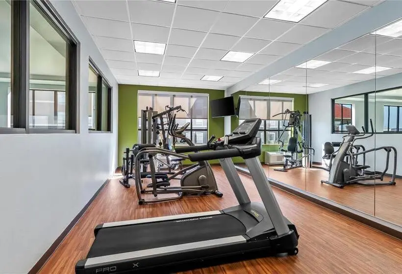 ホテル Comfort Inn & Suites Shawnee North Near I40