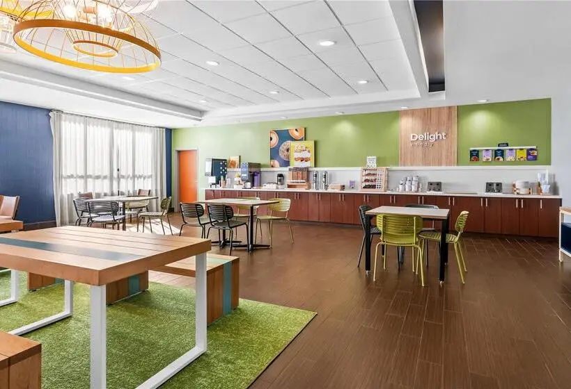 ホテル Comfort Inn & Suites Shawnee North Near I40