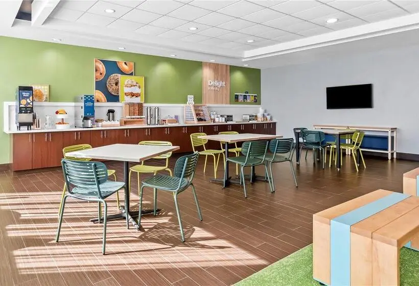 ホテル Comfort Inn & Suites Shawnee North Near I40