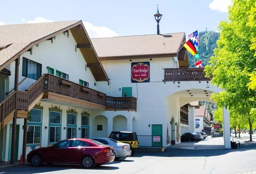 בית מלון כפרי Fairbridge Inn & Suites