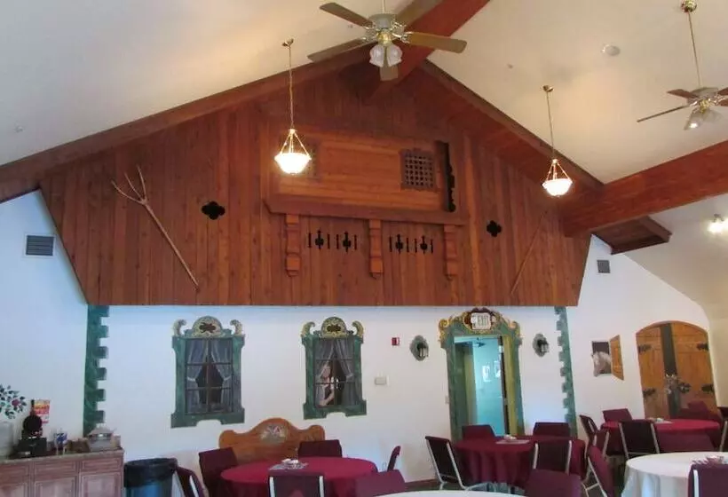 בית מלון כפרי Fairbridge Inn & Suites