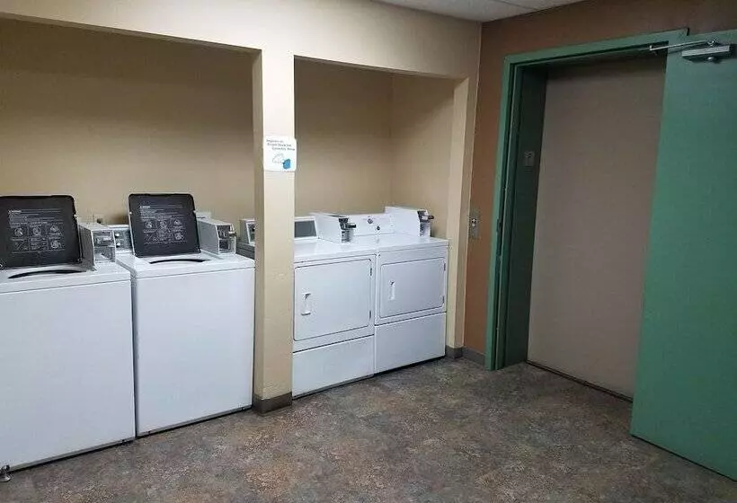 בית מלון כפרי Fairbridge Inn & Suites