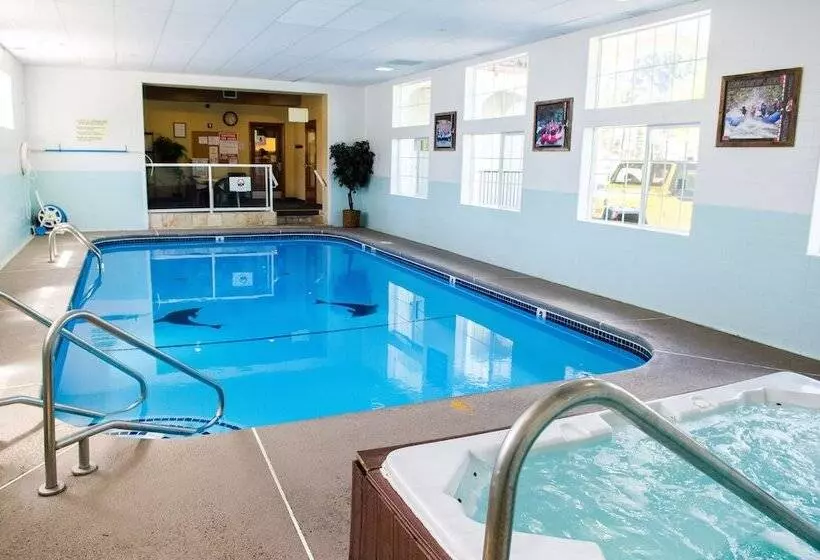 בית מלון כפרי Fairbridge Inn & Suites