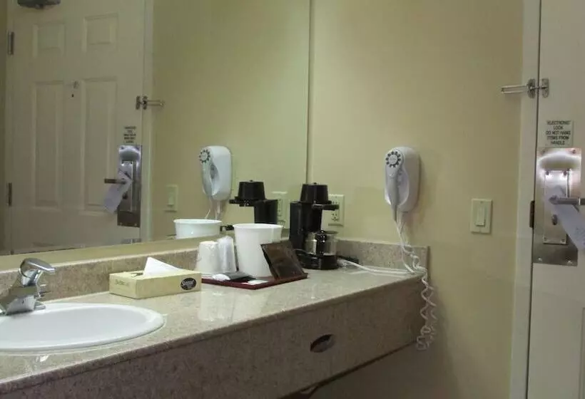 בית מלון כפרי Fairbridge Inn & Suites