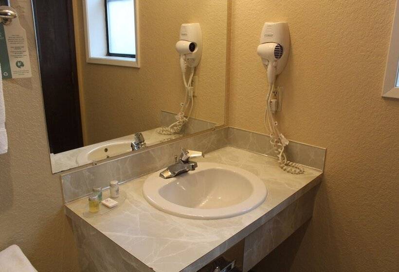 هتل Fairbridge Inn & Suites