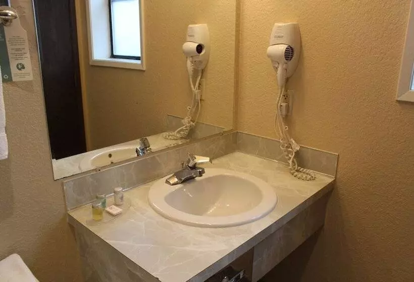 בית מלון כפרי Fairbridge Inn & Suites