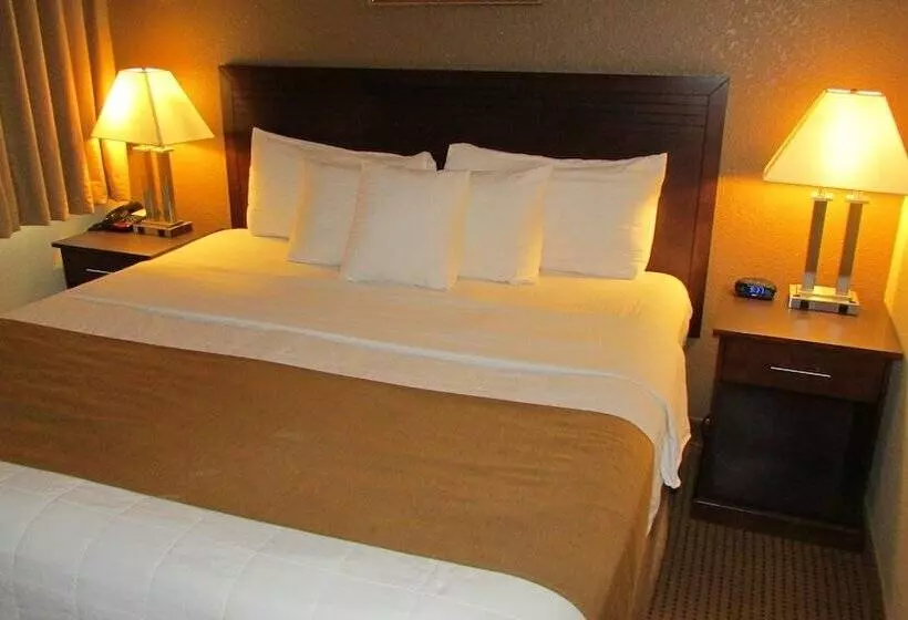 בית מלון כפרי Fairbridge Inn & Suites