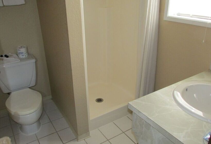 هتل Fairbridge Inn & Suites