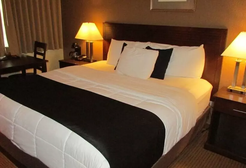 בית מלון כפרי Fairbridge Inn & Suites