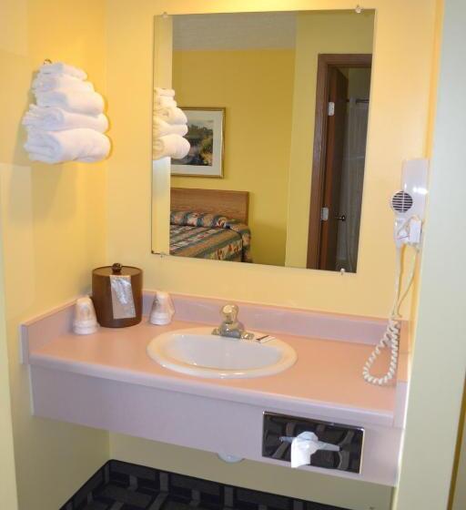 Мотель Sky Lodge Inn & Suites Delavan