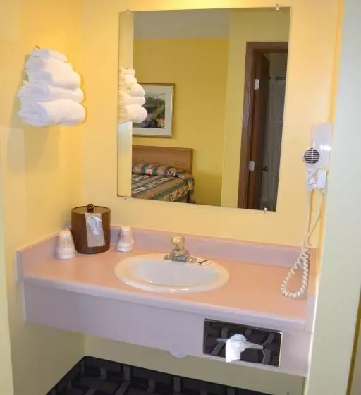 Мотель Sky Lodge Inn & Suites Delavan