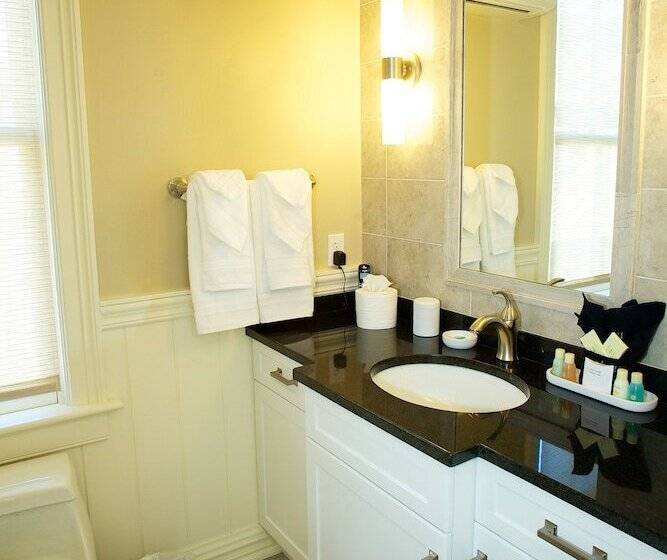 Guesthouse At Norwalk Inn