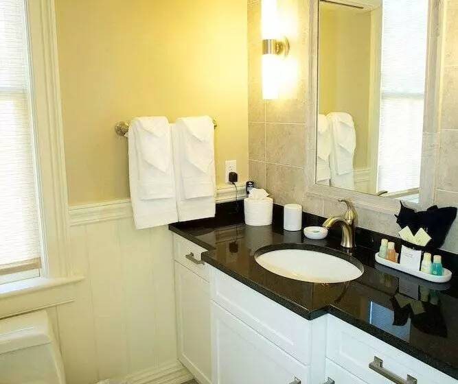 Guesthouse At Norwalk Inn