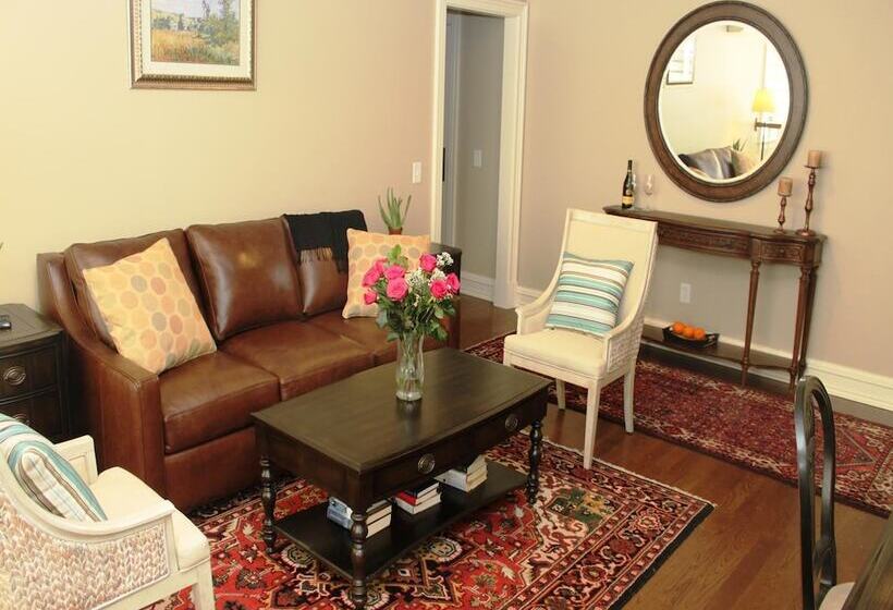 Guesthouse At Norwalk Inn