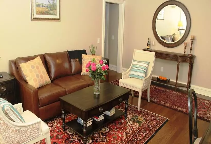 Guesthouse At Norwalk Inn