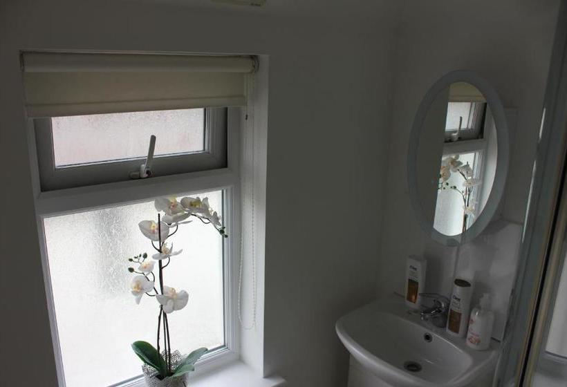 بنسيون Beautiful Ensuite Beachfront Room Worthing Homestay