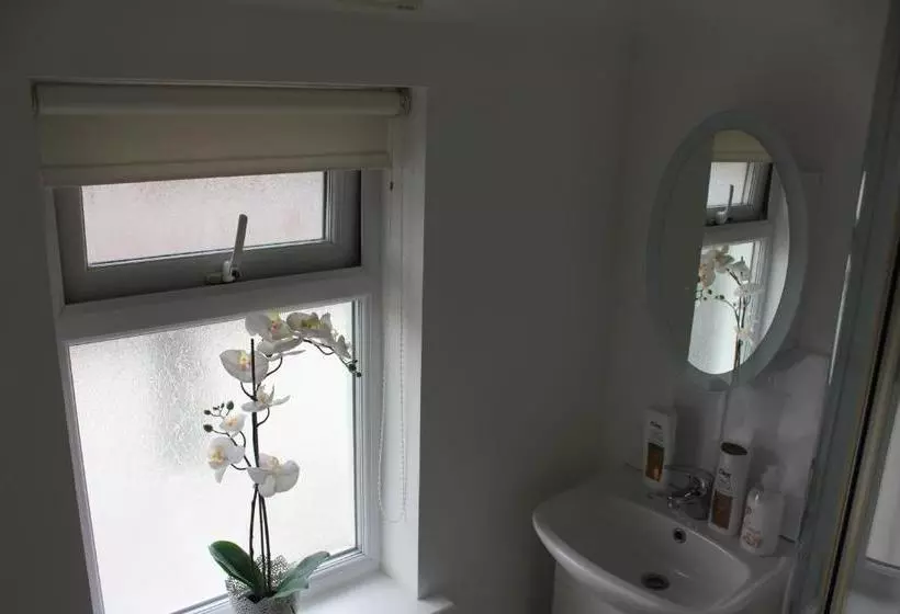 Majatalo Beautiful Ensuite Beachfront Room Worthing Homestay