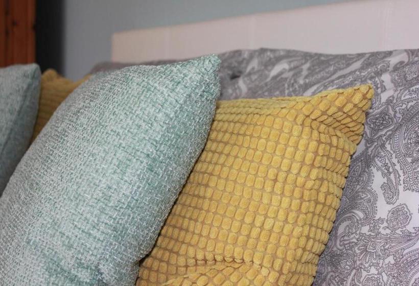 بنسيون Beautiful Ensuite Beachfront Room Worthing Homestay