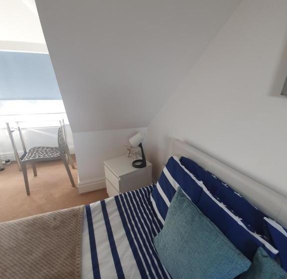 بنسيون Beautiful Ensuite Beachfront Room Worthing Homestay