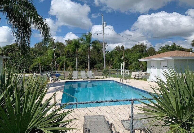 Motel Sebastian Gardens Inn & Suites