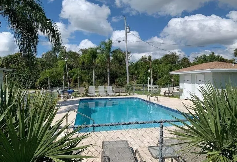 모텔 Sebastian Gardens Inn & Suites