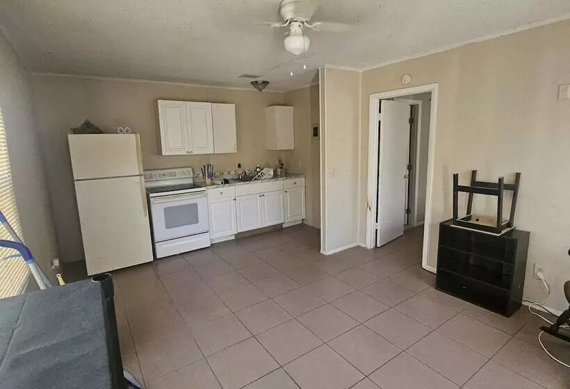 모텔 Sebastian Gardens Inn & Suites