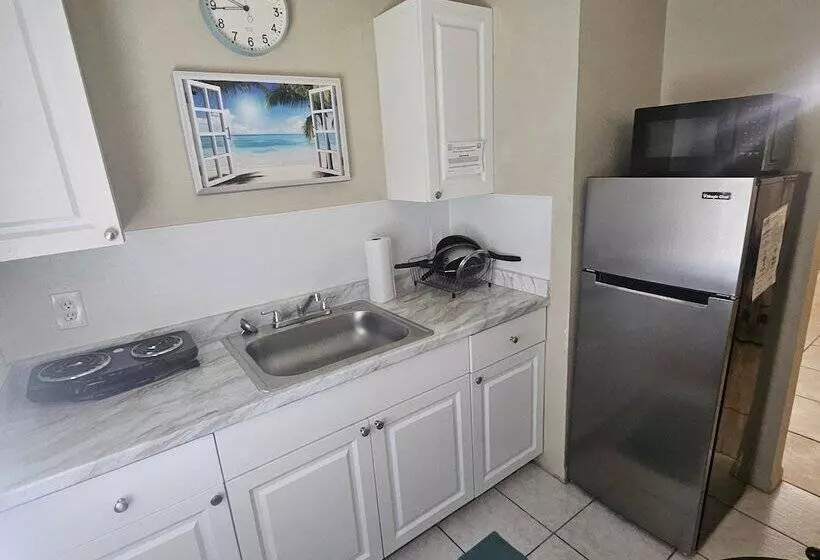 모텔 Sebastian Gardens Inn & Suites