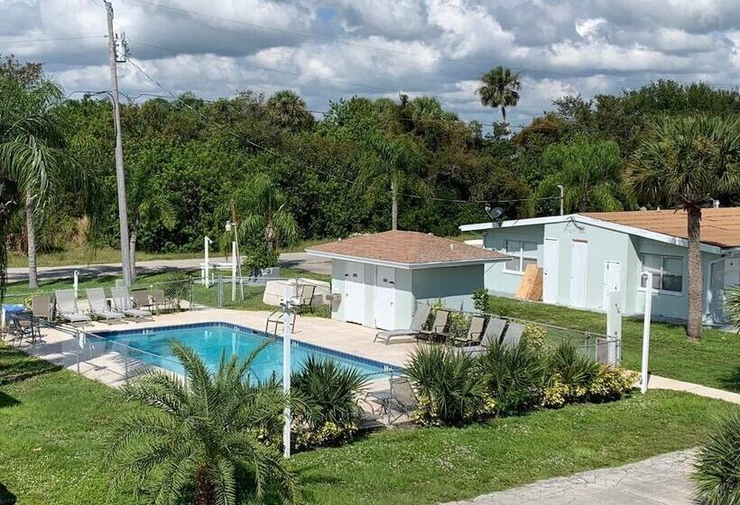 Motel Sebastian Gardens Inn & Suites