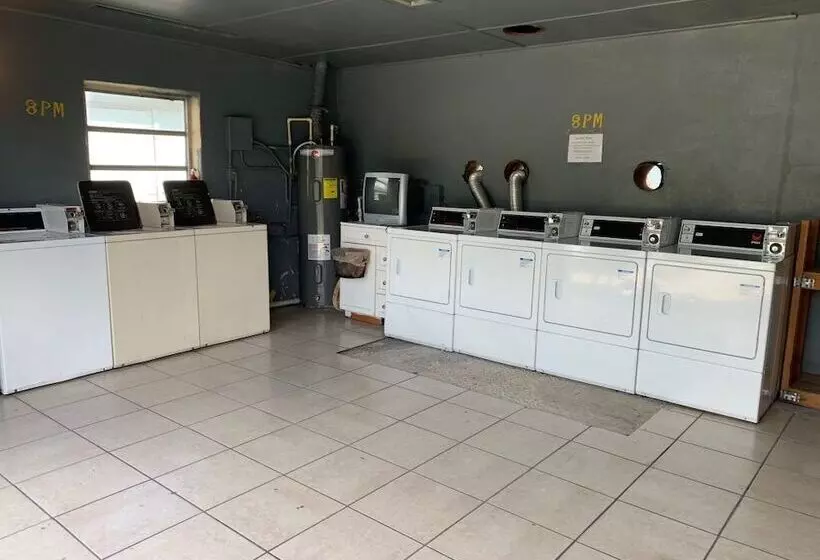 모텔 Sebastian Gardens Inn & Suites