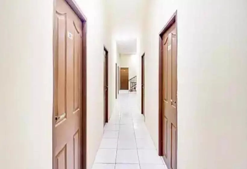 ホテル Reddoorz Near Bg Junction Surabaya