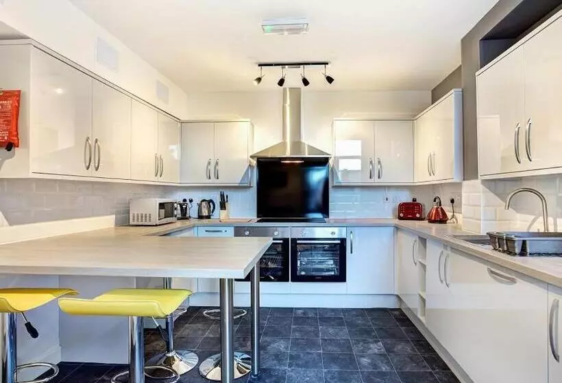 Majatalo Townhouse Plus @ 166 Edleston Road Crewe