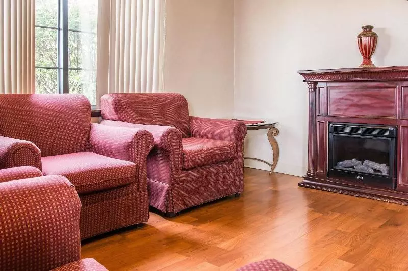 هتل Days Inn By Wyndham Flint/bishop International Airport