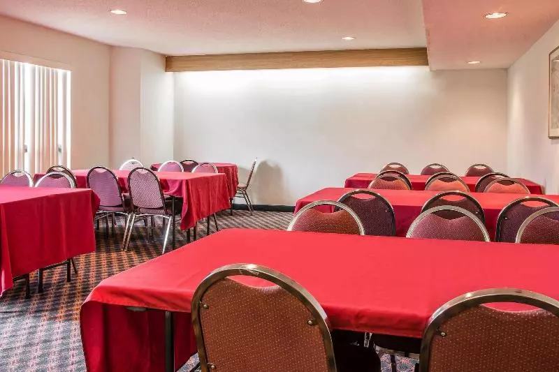 هتل Days Inn By Wyndham Flint/bishop International Airport