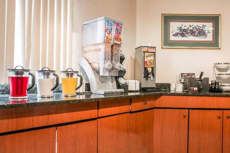 هتل Days Inn By Wyndham Flint/bishop International Airport