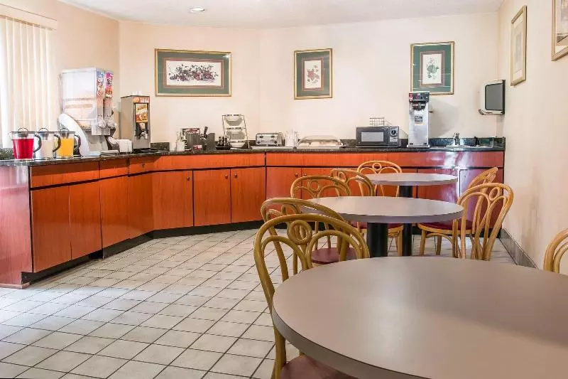 هتل Days Inn By Wyndham Flint/bishop International Airport