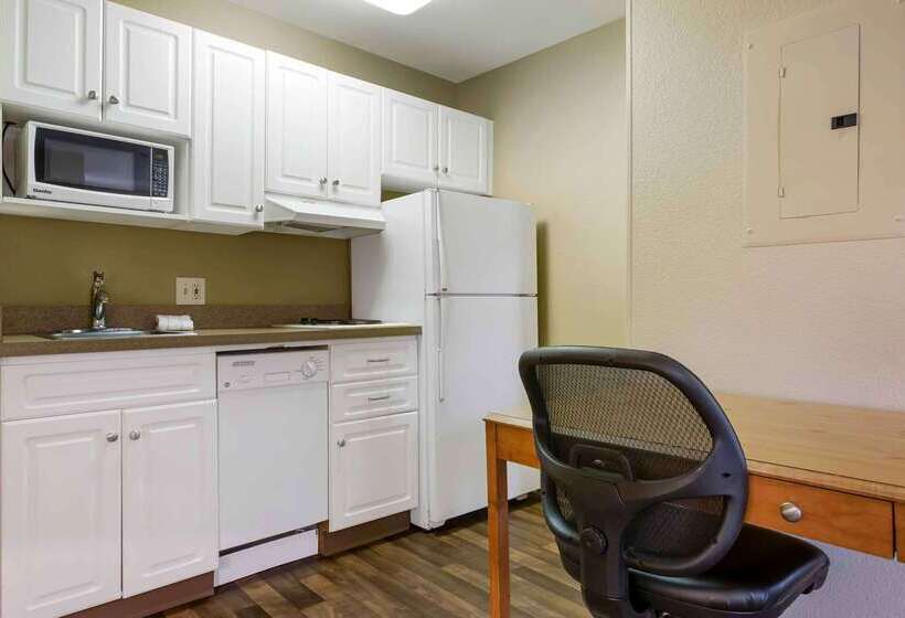 Отель Extended Stay America Suites Phoenix Biltmore