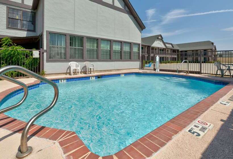 فندق Howard Johnson By Wyndham San Marcos