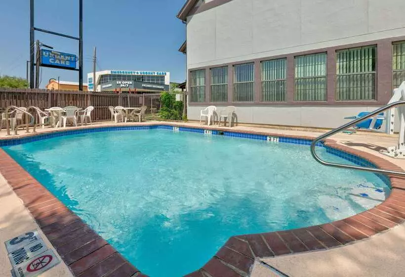 Отель Howard Johnson By Wyndham San Marcos