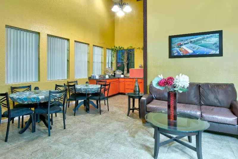 Отель Howard Johnson By Wyndham San Marcos