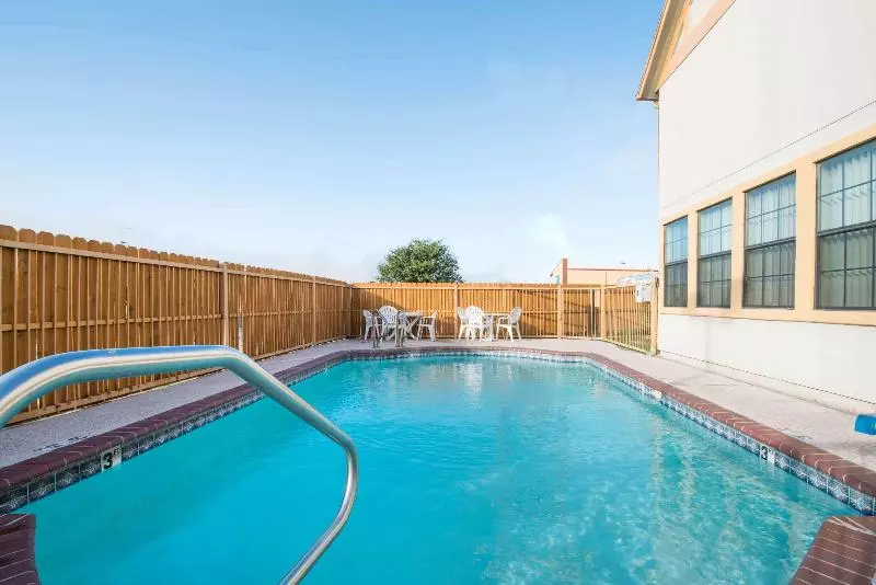 Отель Howard Johnson By Wyndham San Marcos