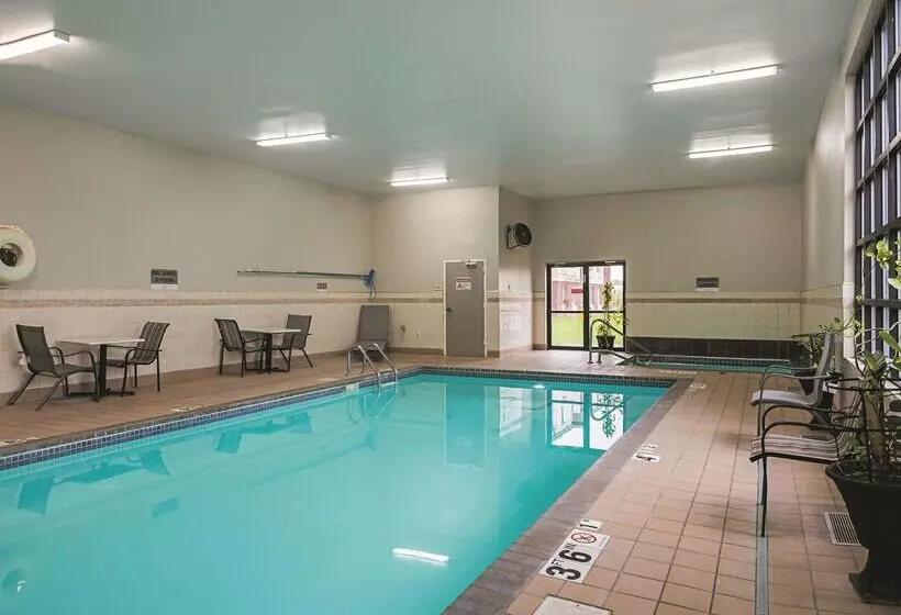 Отель La Quinta Inn & Suites By Wyndham Minneapolis Northwest