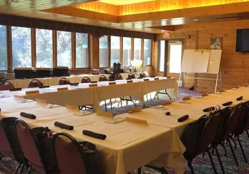 渡假胜地  Spearfish Canyon Lodge