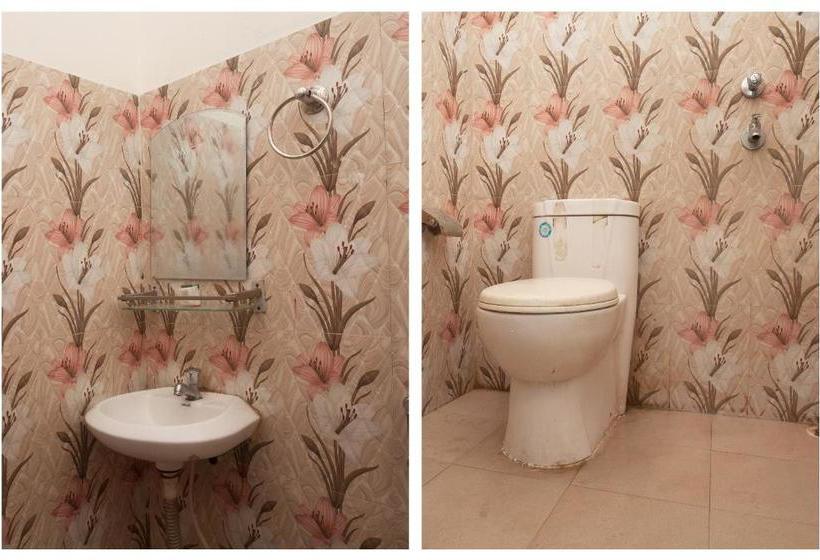 هتل Oyo 766  Crown Plaza