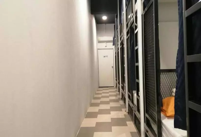 ホテル Spot On 89871 Snooze Hostel