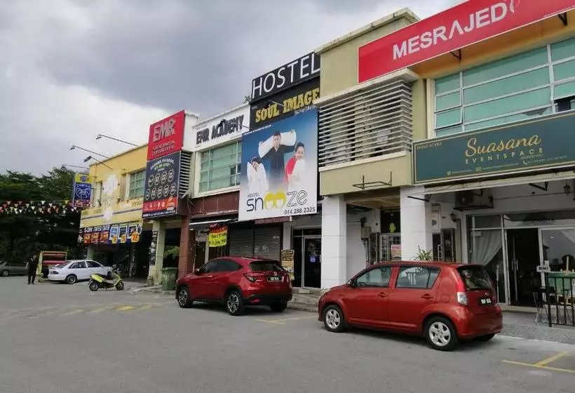 ホテル Spot On 89871 Snooze Hostel