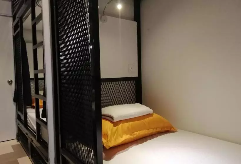 ホテル Spot On 89871 Snooze Hostel