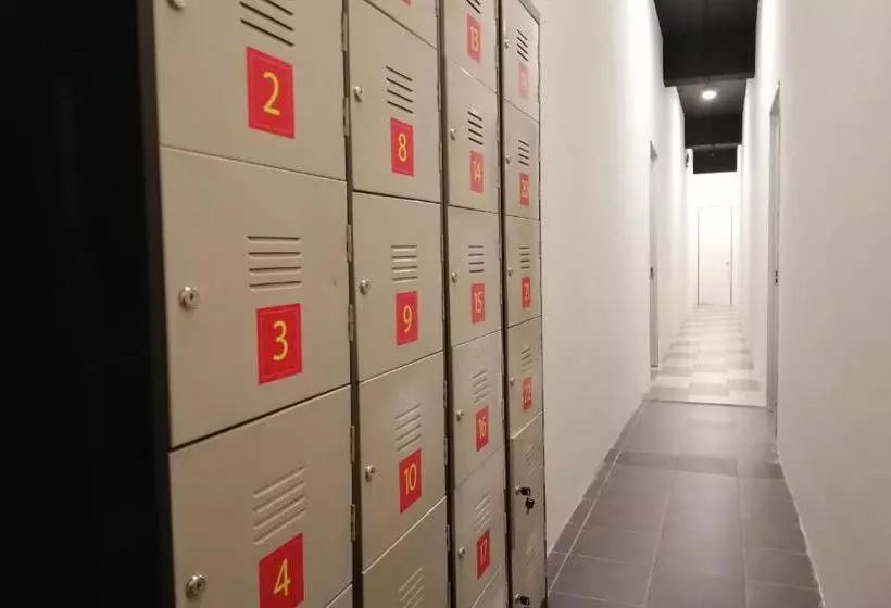 ホテル Spot On 89871 Snooze Hostel