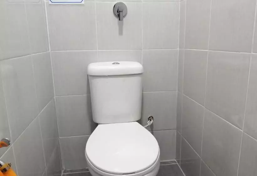 ホテル Spot On 89871 Snooze Hostel